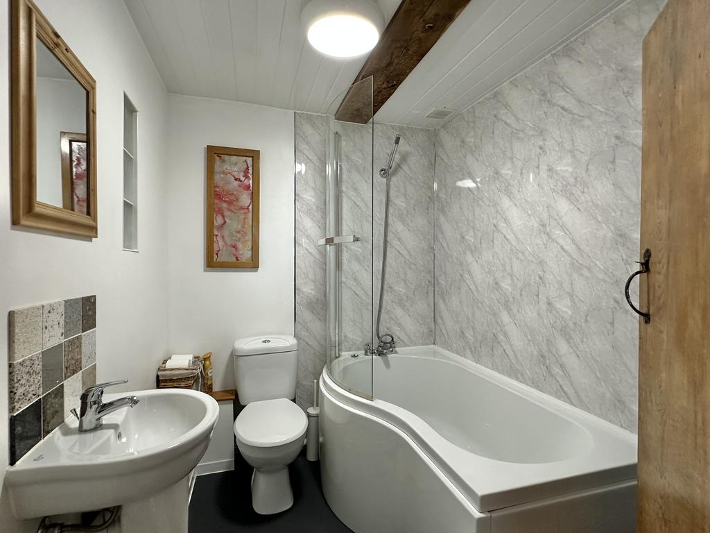 Main House Bathroom.jpeg