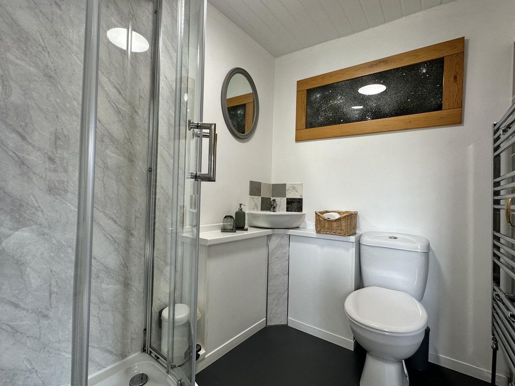 Main Bedroom En-Suite.jpeg