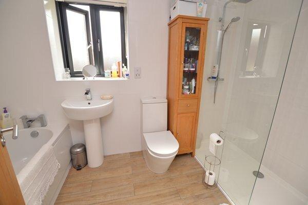 En-suite bath &amp; shower room