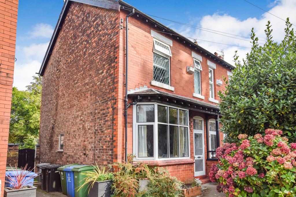 Linden Avenue, Altrincham, Cheshire... 2 bed end of terrace house £1,500 pcm (£346 pw)