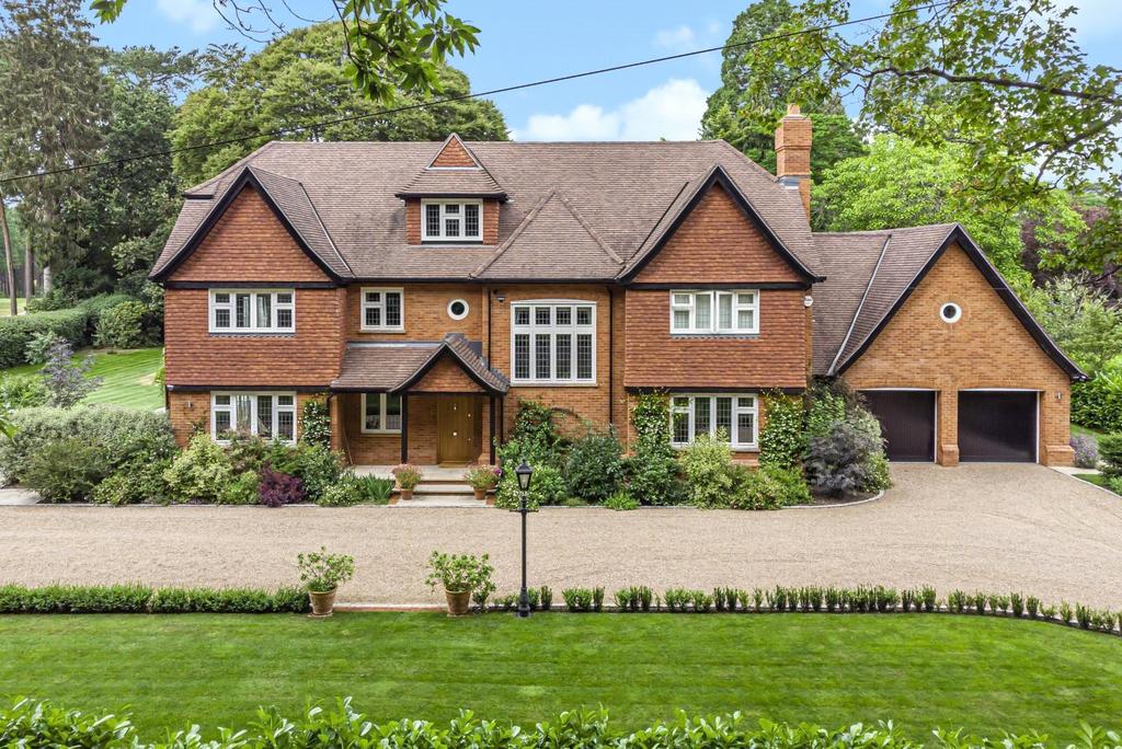 Hook Heath Road, Woking, GU22 5 bed detached house £8,500 pcm (£1,962 pw)