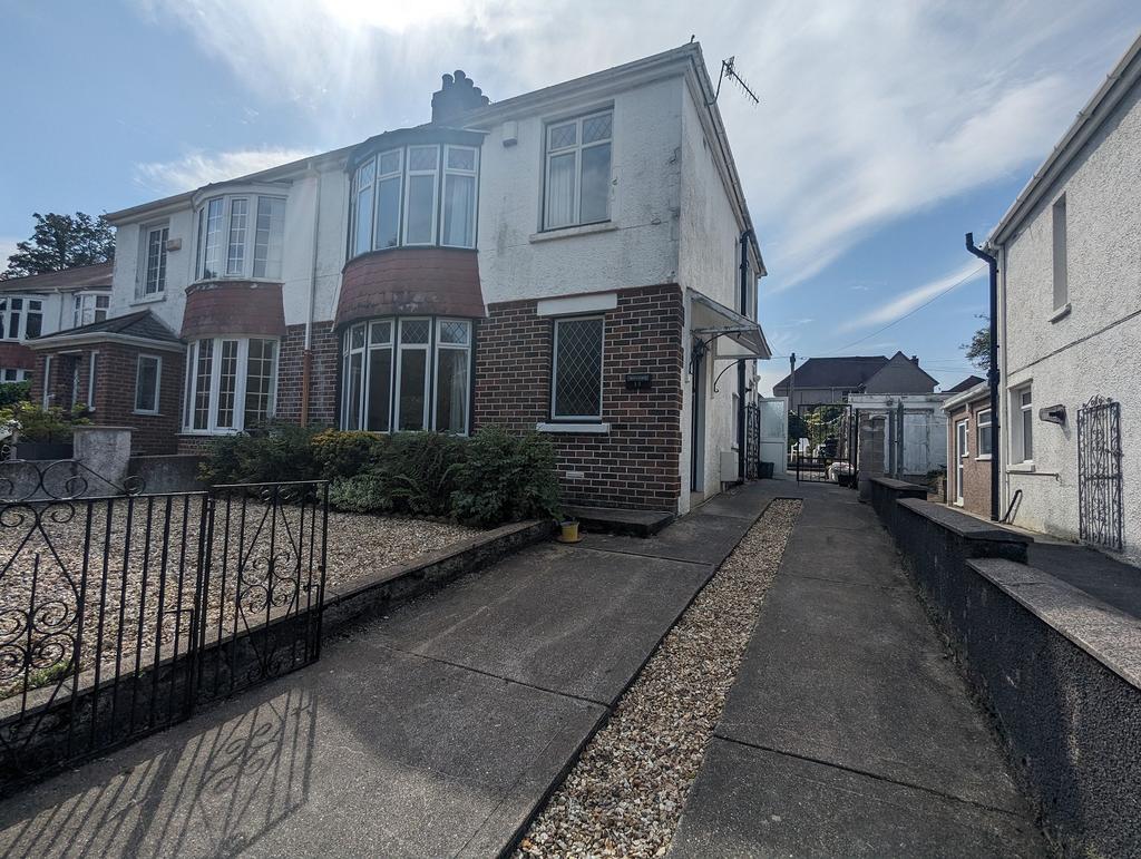 Gnoll Drive, Neath, Neath Port Talbot. SA11 3TH 3 bed semidetached