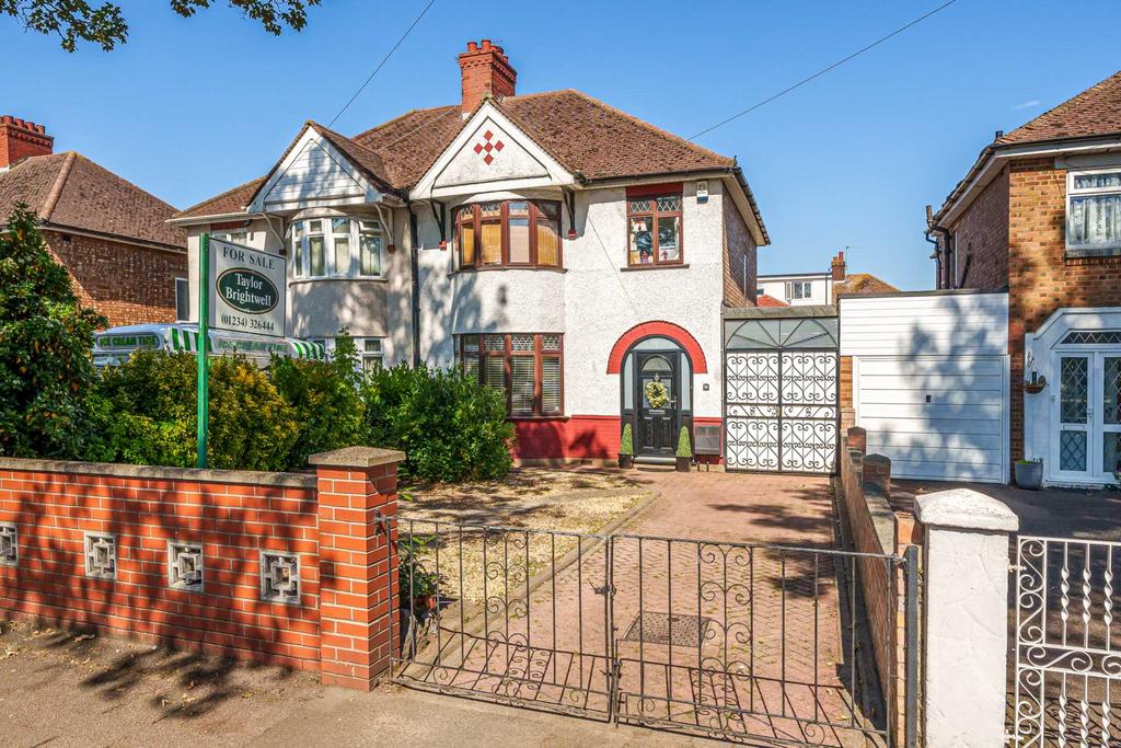 Mile Road, Bedford 3 bed semidetached house for sale £350,000