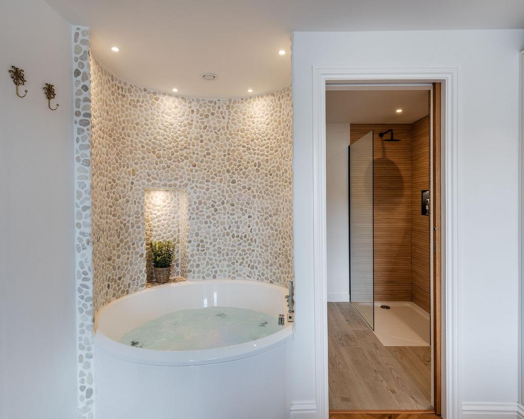 Jacuzzi and Ensuite- Trafalgar Cottage Above...