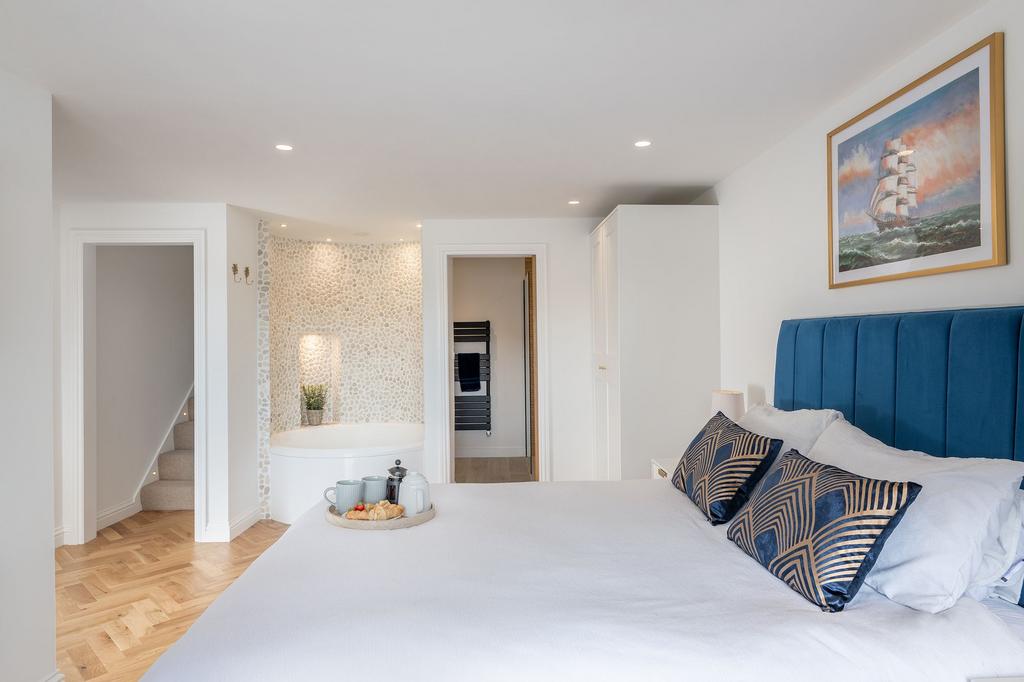 Principle Bedroom with Jacuzzi - Trafalgar...