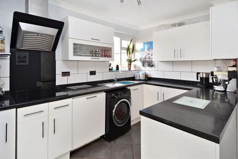 16 Clover Rise, Whitstable, CT5 3HA