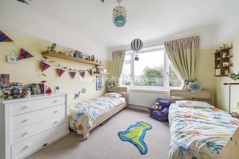 16 Hillcourt Avenue, London, N12 8HA