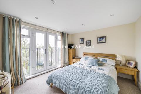 16 Hillcourt Avenue, London, N12 8HA