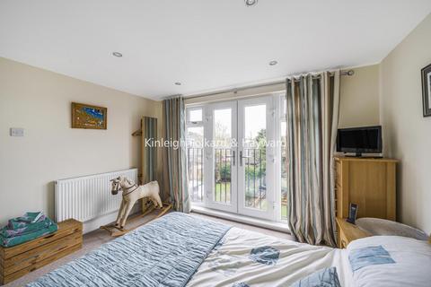 16 Hillcourt Avenue, London, N12 8HA