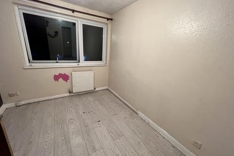 2 bedroom maisonette to rent, Shepherds Close, Chadwell Heath RM6