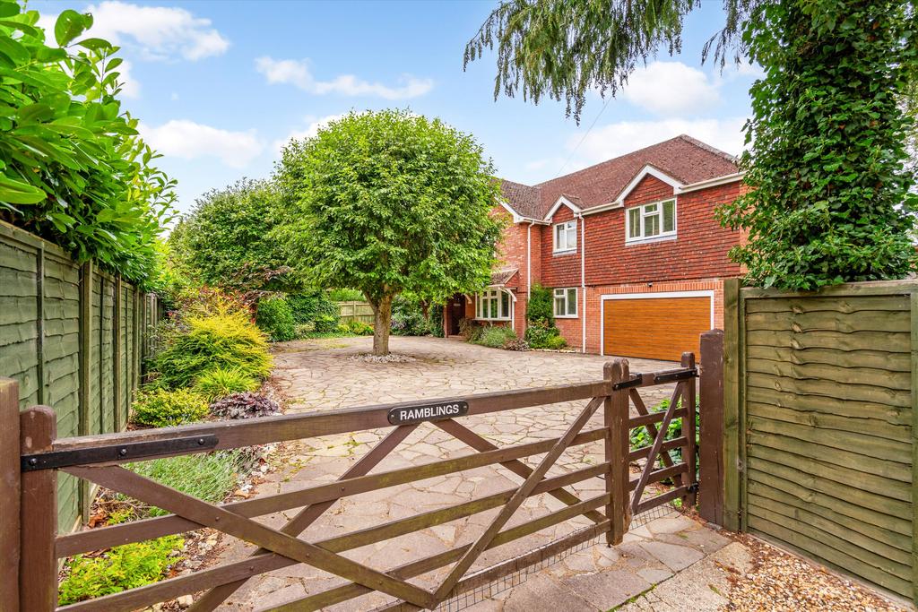Skippetts Lane West, Basingstoke, Hampshire, RG21 5 bed detached house