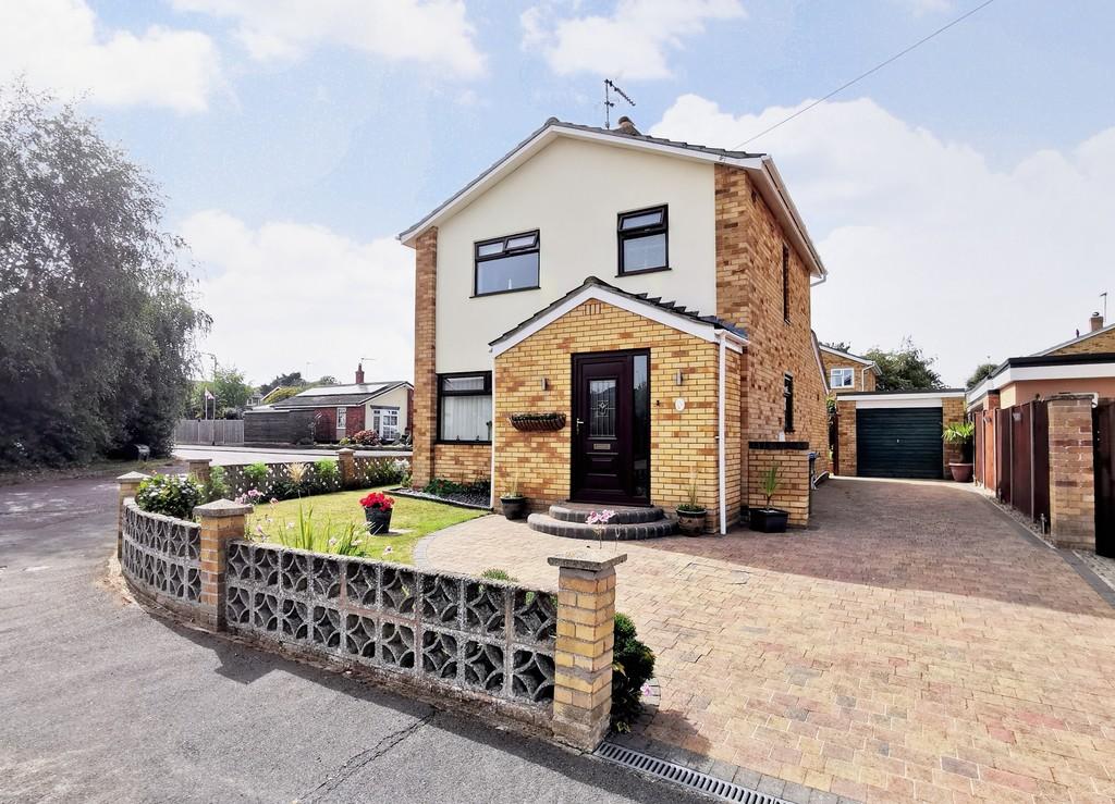 Pinewood Gardens, North Cove, Beccles 3 bed detached house for sale £300,000