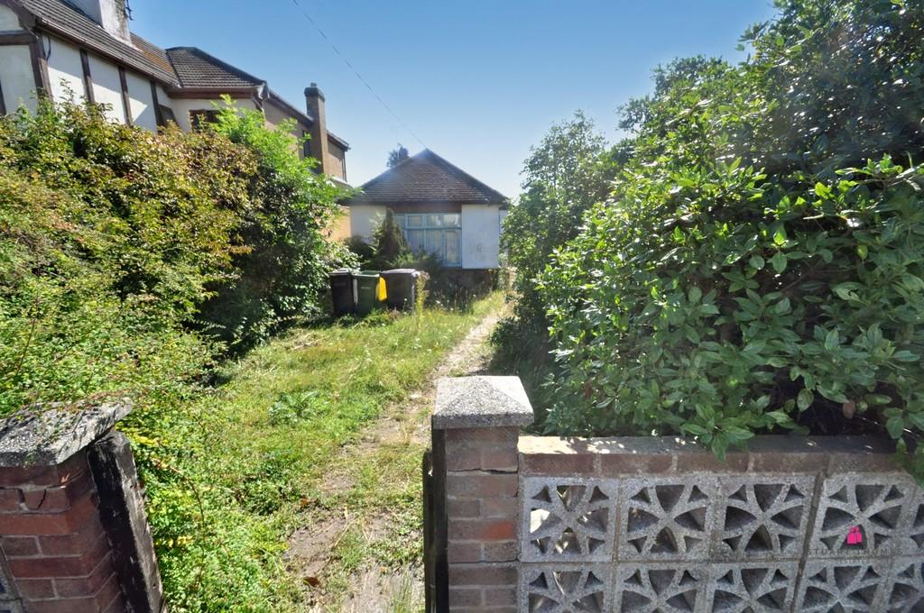 Main Road, Hawkwell 1 bed detached bungalow - £300,000