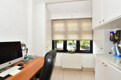 20 Chestnut Walk, Woodford Green, IG8 0TE
