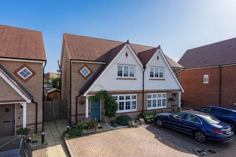 Mallard Crescent, Caddington Woods, Caddington 3 bed semidetached