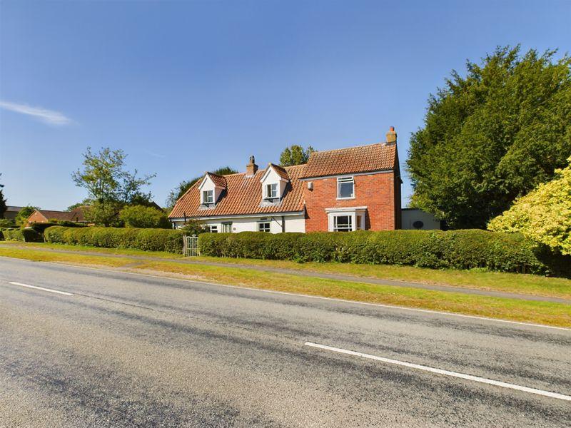 Firsby Lodge, New Main Road, Scamblesby 3 bed cottage for sale £359,950