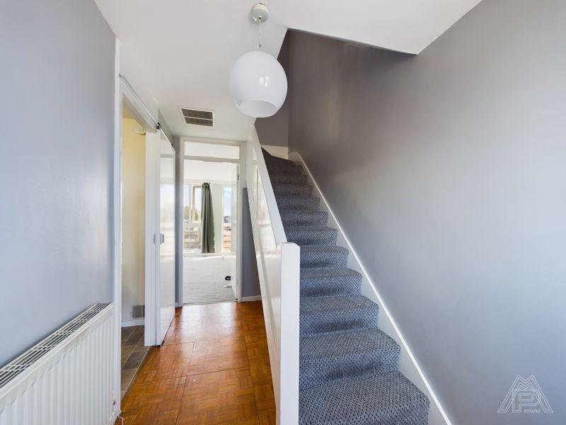 Peartree Close, South Ockendon 3 bed to rent £1,350 pcm (£