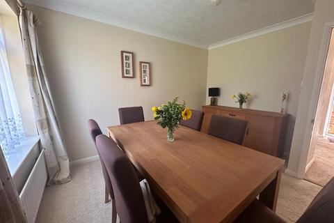 18 Binham Close, Luton, LU2 7AR