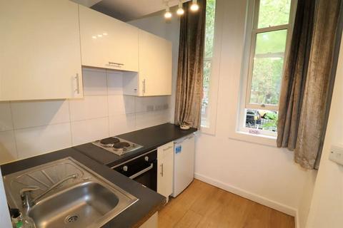 Studio to rent, Fitzjohns Ave NW3