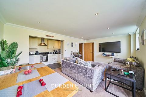 2 bedroom apartment for sale - Tomswood Hill, Ilford, IG6