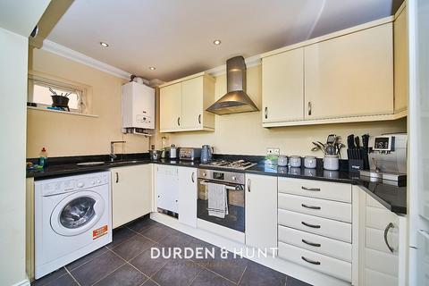 2 bedroom apartment for sale - Tomswood Hill, Ilford, IG6