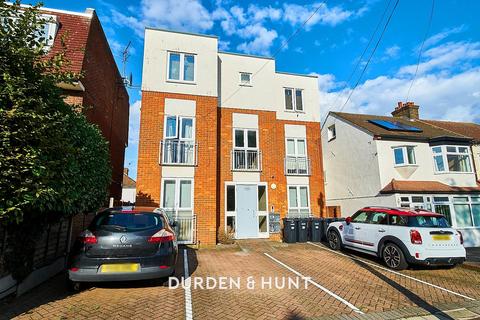 2 bedroom apartment for sale, Tomswood Hill, Ilford, IG6