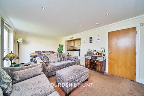 2 bedroom apartment for sale, Tomswood Hill, Ilford, IG6