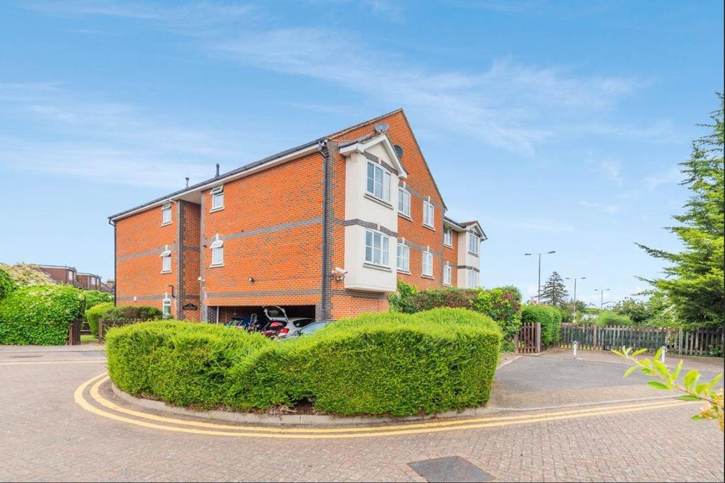 Harland Close, Merton Park, SW19 2 bed apartment £390,000