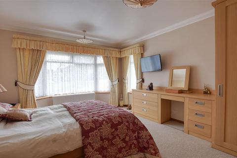 2 bedroom detached bungalow for sale - Chichester Close, Bexhill-On-Sea