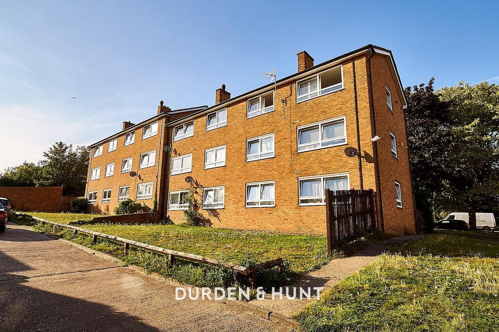 Lower Queens Road, Buckhurst Hill, IG9 1 bed apartment £300,000
