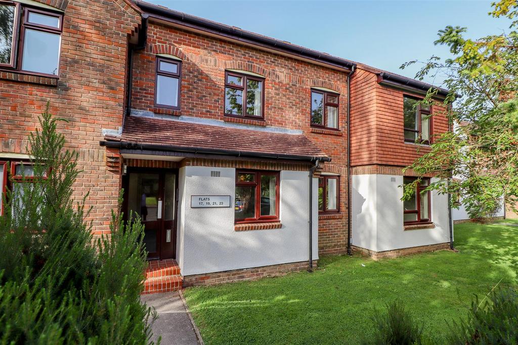 Gorringes Brook, Horsham 2 bed flat for sale £220,000