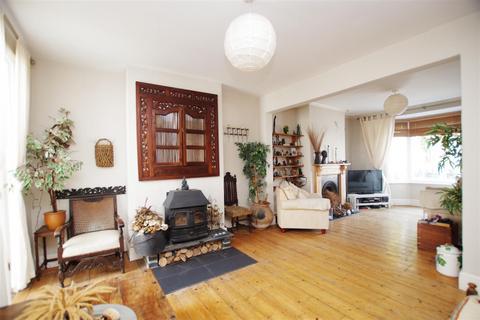34 Avenue Road, Swindon, SN1 4BZ