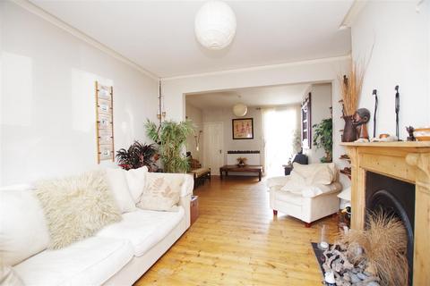 34 Avenue Road, Swindon, SN1 4BZ