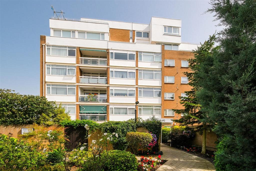 The Bowls, Chigwell 2 bed apartment for sale £575,000