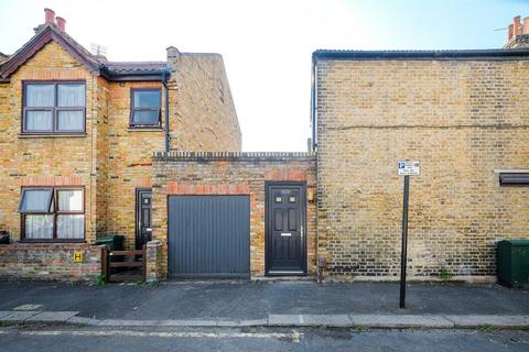 1 bedroom ground floor flat to rent, Forest Road, Walthamstow, E17