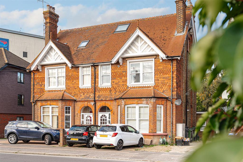 Ladbroke Road, Redhill 2 bed apartment for sale £360,000