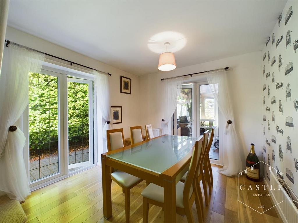 Sitting/family room