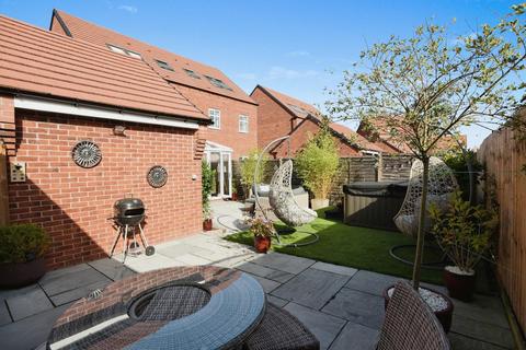8 Larkin Avenue, Lichfield, WS13 6UL