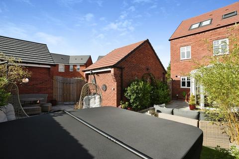 8 Larkin Avenue, Lichfield, WS13 6UL