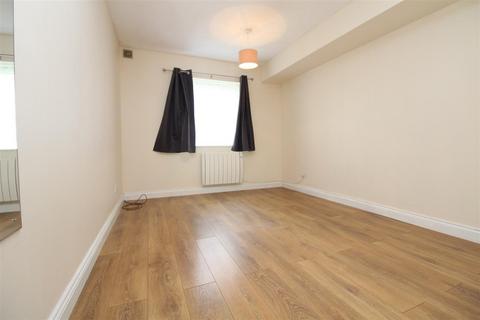 2 bedroom flat for sale, Kestrel Court, Greenhills, Ware, Hertfordshire, SG12