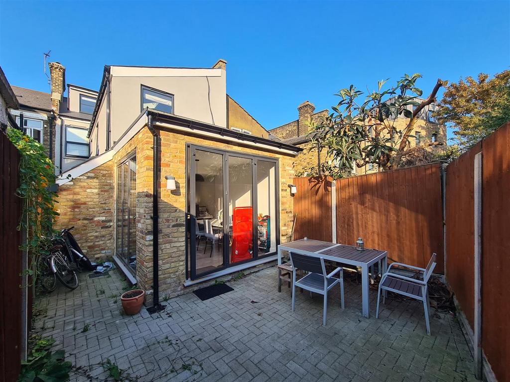 Trundleys Road, London SE8 2 bed flat £2,000 pcm (£462 pw)