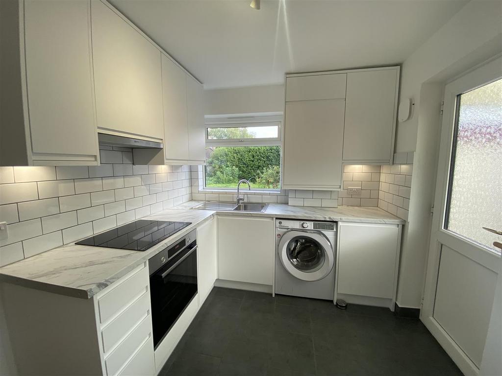 Manor Orchard, Taunton 2 bed bungalow £1,200 pcm (£277 pw)