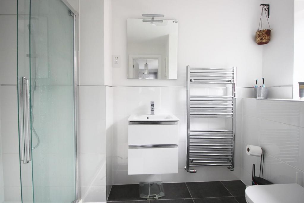 Ensuite.JPG