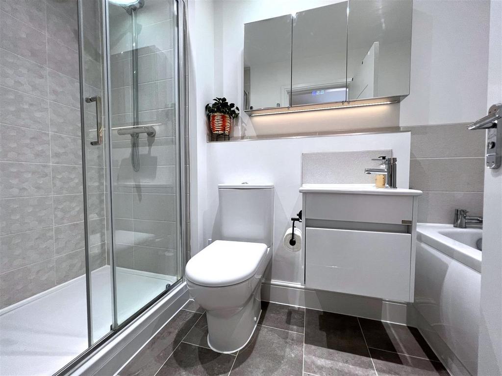 Family bathroom.jpg