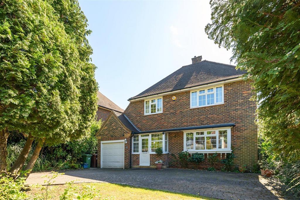 The Comyns, Bushey WD23 4 bed detached house for sale £999,950