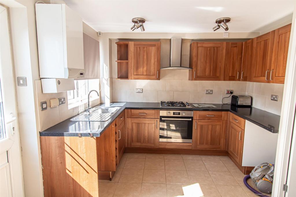 Howbeck Road, Arnold, Nottingham 2 bed end of terrace house £895 pcm (£207 pw)