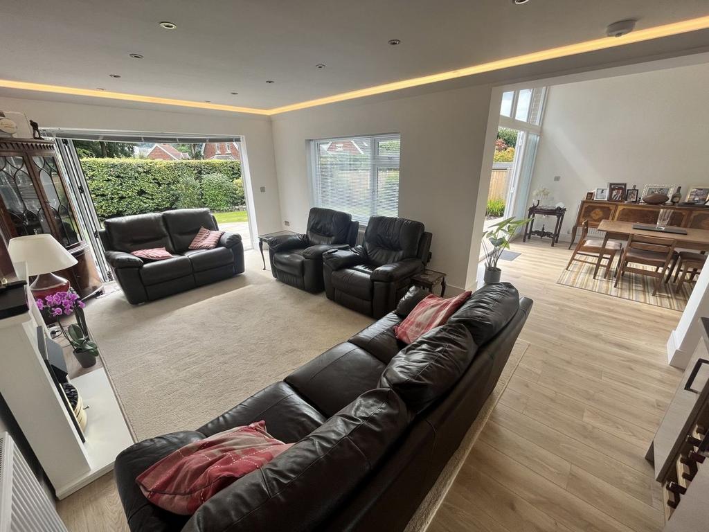 Knoll Road, Abergavenny, NP7 4 bed detached bungalow £650,000