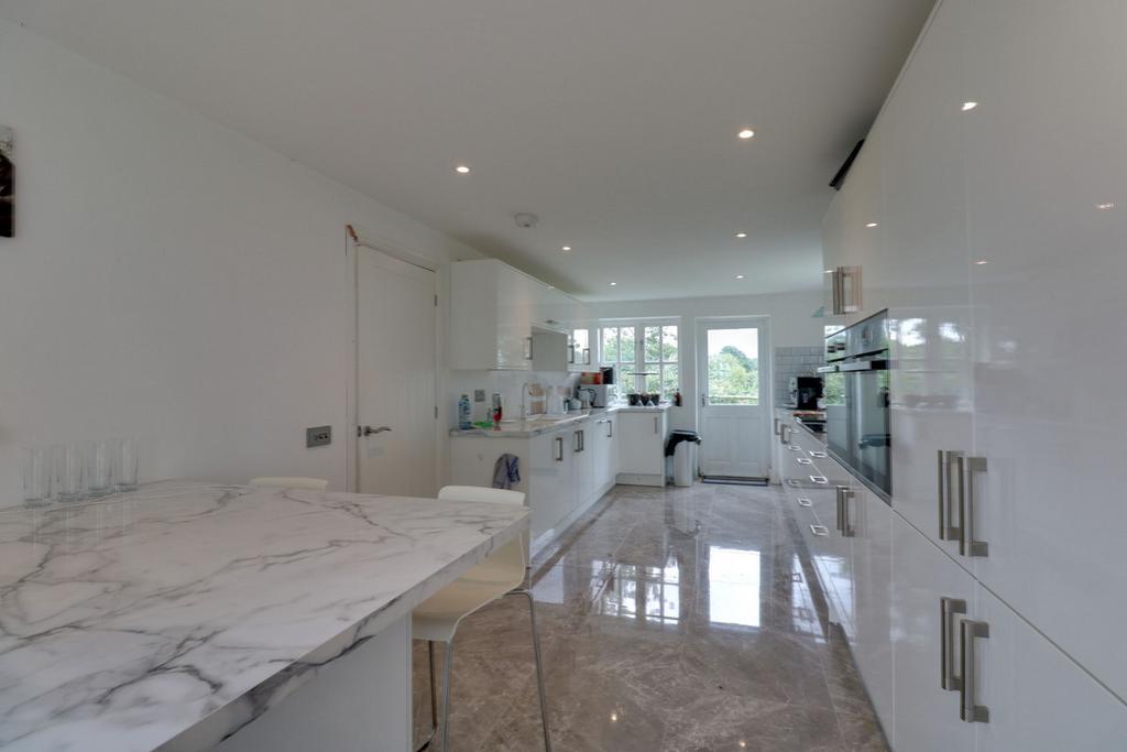 Stock Lane, Ingatestone, CM4 2 bed bungalow to rent £1,250 pcm (£288 pw)