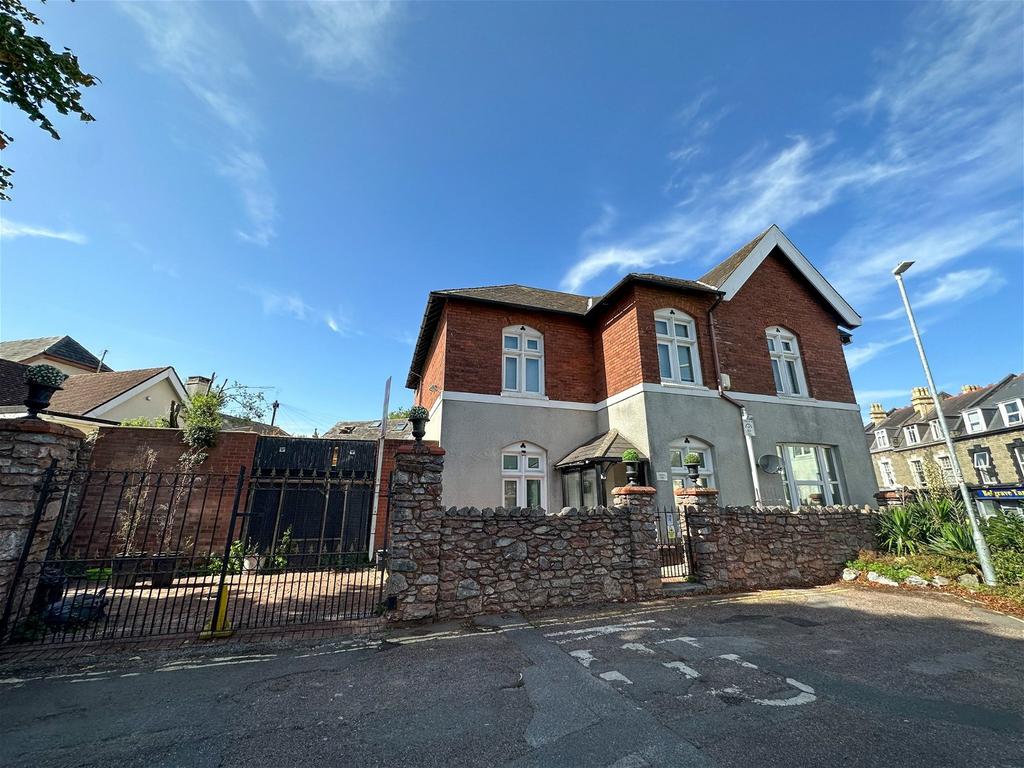 Belgrave Road, Torquay, TQ2 5HZ 3 bed link detached house for sale £