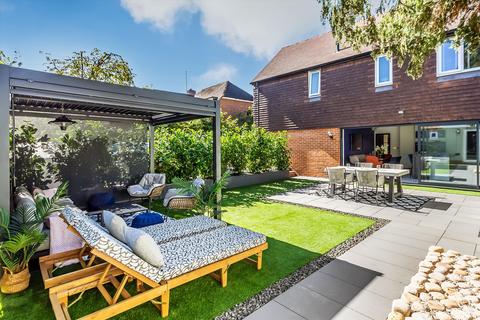 5 bedroom semi-detached house for sale, Gateways, Guildford, Surrey, GU1.